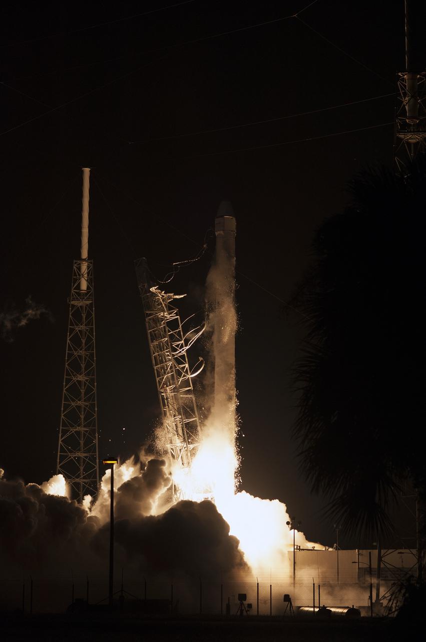 CAPE CANAVERAL, Fla. – The Falcon 9 rocket lifts off Space Launch Complex 40 at Cape Canaveral Air Force Station in Florida, carrying the SpaceX CRS-4 mission to orbit. Liftoff was at 1:52 a.m. EDT. The mission is the fourth of 12 SpaceX flights NASA contracted with the company to resupply the space station. It will be the fifth trip by a Dragon spacecraft to the orbiting laboratory. The spacecraft’s 2.5 tons of supplies, science experiments, and technology demonstrations include critical materials to support 255 science and research investigations that will occur during the station's Expeditions 41 and 42. To learn more about the mission, visit http://www.nasa.gov/mission_pages/station/structure/launch/index.html Photo credit: NASA/Sandy Joseph and Kevin O'Connell