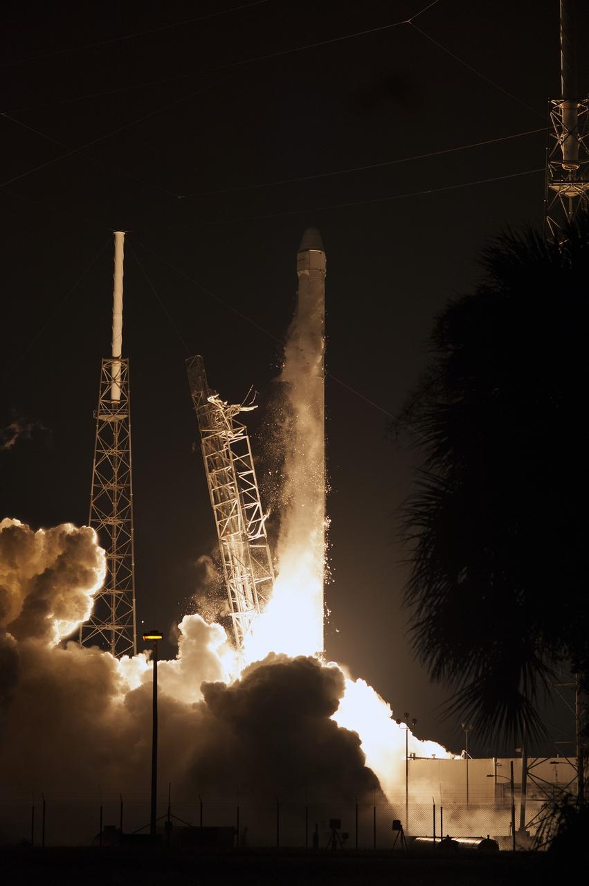 CAPE CANAVERAL, Fla. – The Falcon 9 rocket lifts off Space Launch Complex 40 at Cape Canaveral Air Force Station in Florida, carrying the SpaceX CRS-4 mission to orbit. Liftoff was at 1:52 a.m. EDT. The mission is the fourth of 12 SpaceX flights NASA contracted with the company to resupply the space station. It will be the fifth trip by a Dragon spacecraft to the orbiting laboratory. The spacecraft’s 2.5 tons of supplies, science experiments, and technology demonstrations include critical materials to support 255 science and research investigations that will occur during the station's Expeditions 41 and 42. To learn more about the mission, visit http://www.nasa.gov/mission_pages/station/structure/launch/index.html Photo credit: NASA/Sandy Joseph and Kevin O'Connell