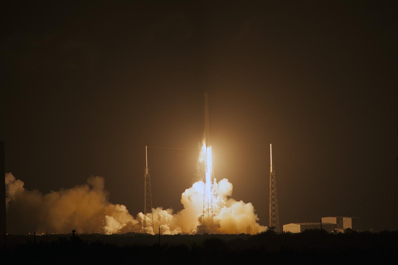 CAPE CANAVERAL, Fla. – The Falcon 9 rocket lifts off Space Launch Complex 40 at Cape Canaveral Air Force Station in Florida, carrying the SpaceX CRS-4 mission to orbit. Liftoff was at 1:52 a.m. EDT. The mission is the fourth of 12 SpaceX flights NASA contracted with the company to resupply the space station. It will be the fifth trip by a Dragon spacecraft to the orbiting laboratory. The spacecraft’s 2.5 tons of supplies, science experiments, and technology demonstrations include critical materials to support 255 science and research investigations that will occur during the station's Expeditions 41 and 42. To learn more about the mission, visit http://www.nasa.gov/mission_pages/station/structure/launch/index.html Photo credit: NASA/George Roberts