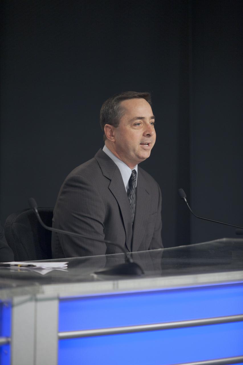 CAPE CANAVERAL, Fla. – Mike McAleenan, launch weather officer with the U.S. Air Force 45th Weather Squadron, provides an on the launch-day forecast during a briefing regarding NOAA’s Deep Space Climate Observatory spacecraft, or DSCOVR.   DSCOVR will launch aboard a SpaceX Falcon 9 rocket. The mission is a partnership between NOAA, NASA and the U.S. Air Force. DSCOVR will maintain the nation's real-time solar wind monitoring capabilities which are critical to the accuracy and lead time of NOAA's space weather alerts and forecasts. To learn more about DSCOVR, visit http://www.nesdis.noaa.gov/DSCOVR. Photo credit: NASA/Kim Shiflett