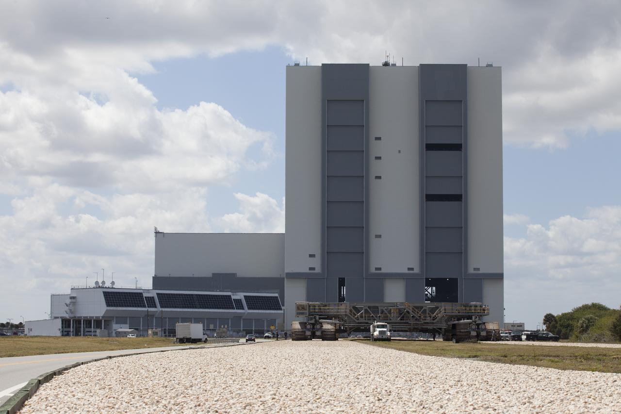 NASA’s upgraded crawler-transporter 2 (CT-2) begins its trek from the Vehicle Assembly Building (VAB) at the agency’s Kennedy Space Center in Florida to Launch Pad 39B to test recently completed upgrades and modifications for NASA’s journey to Mars. The Ground Systems Development and Operations Program at Kennedy oversaw upgrades to the crawler in the VAB. The crawler will carry the mobile launcher with Orion atop the Space Launch System rocket to Pad 39B for Exploration Mission-1, scheduled for 2018. 