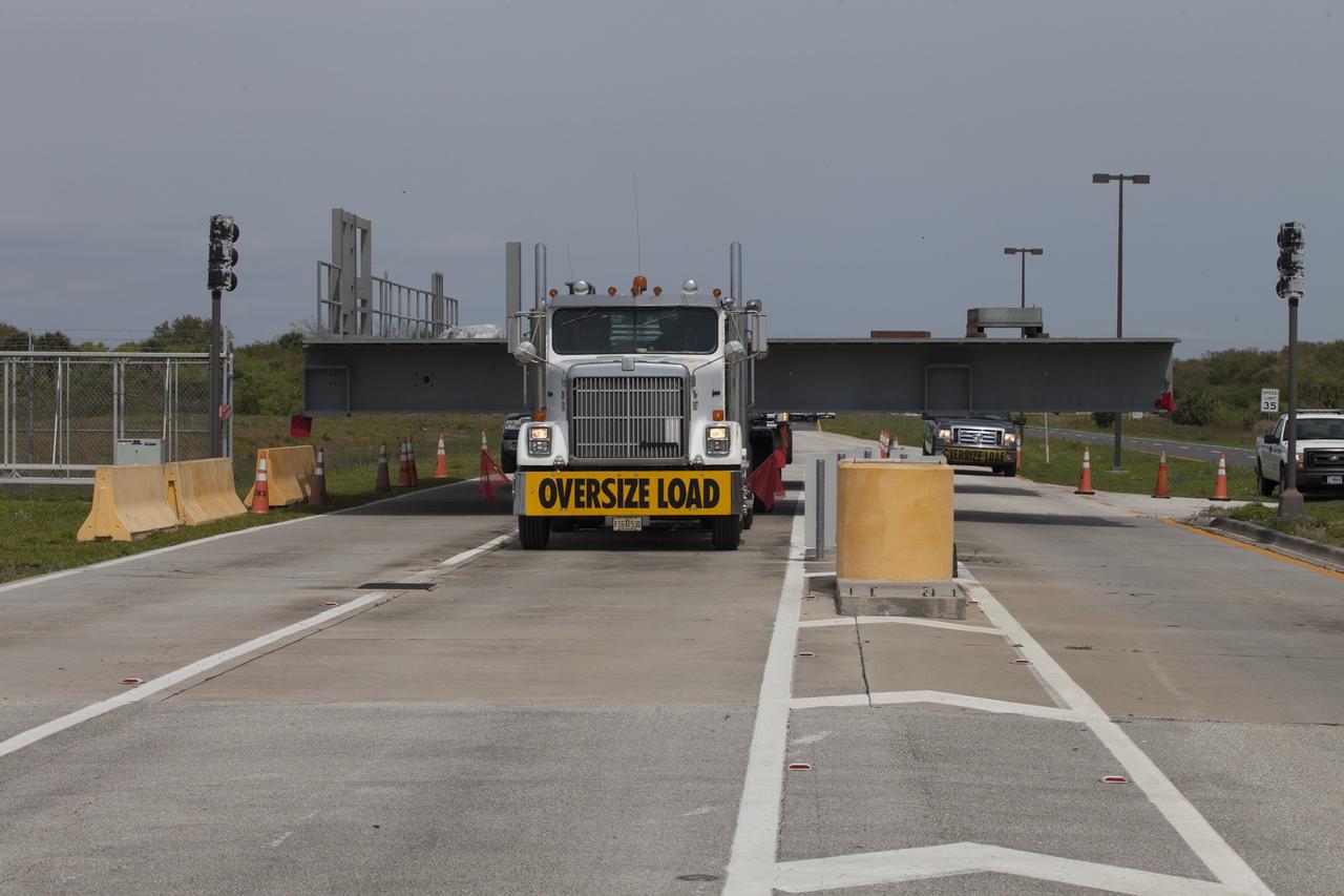 A heavy load transport truck arrives at the north entrance gate at NASA’s Kennedy Space Center in Florida, carrying the second half of the F-level work platforms for the agency’s Space Launch System (SLS) rocket. The platform will be delivered to the Vehicle Assembly Building (VAB) staging area in the west parking lot. The Ground Systems Development and Operations Program is overseeing upgrades and modifications to VAB High Bay 3 to support processing of the SLS and Orion spacecraft. A total of 10 levels of new platforms, 20 platform halves altogether, will surround the SLS rocket and Orion spacecraft and provide access for testing and processing. Delivery of this platform brings the total to 10 platforms, or half of the work platforms delivered to Kennedy. 