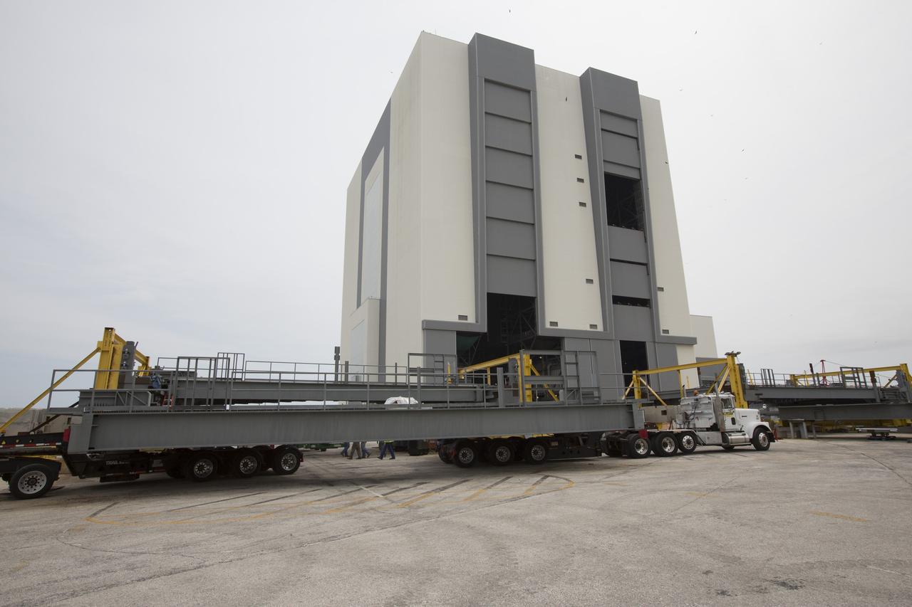 A heavy load transport truck has arrived at the Vehicle Assembly Building (VAB) at NASA’s Kennedy Space Center in Florida, carrying the second half of the F-level work platforms for the agency’s Space Launch System (SLS) rocket. The platform will be delivered to the VAB staging area in the west parking lot. The Ground Systems Development and Operations Program is overseeing upgrades and modifications to VAB High Bay 3 to support processing of the SLS and Orion spacecraft. A total of 10 levels of new platforms, 20 platform halves altogether, will surround the SLS rocket and Orion spacecraft and provide access for testing and processing. Delivery of this platform brings the total to 10 platforms, or half of the work platforms delivered to Kennedy, 