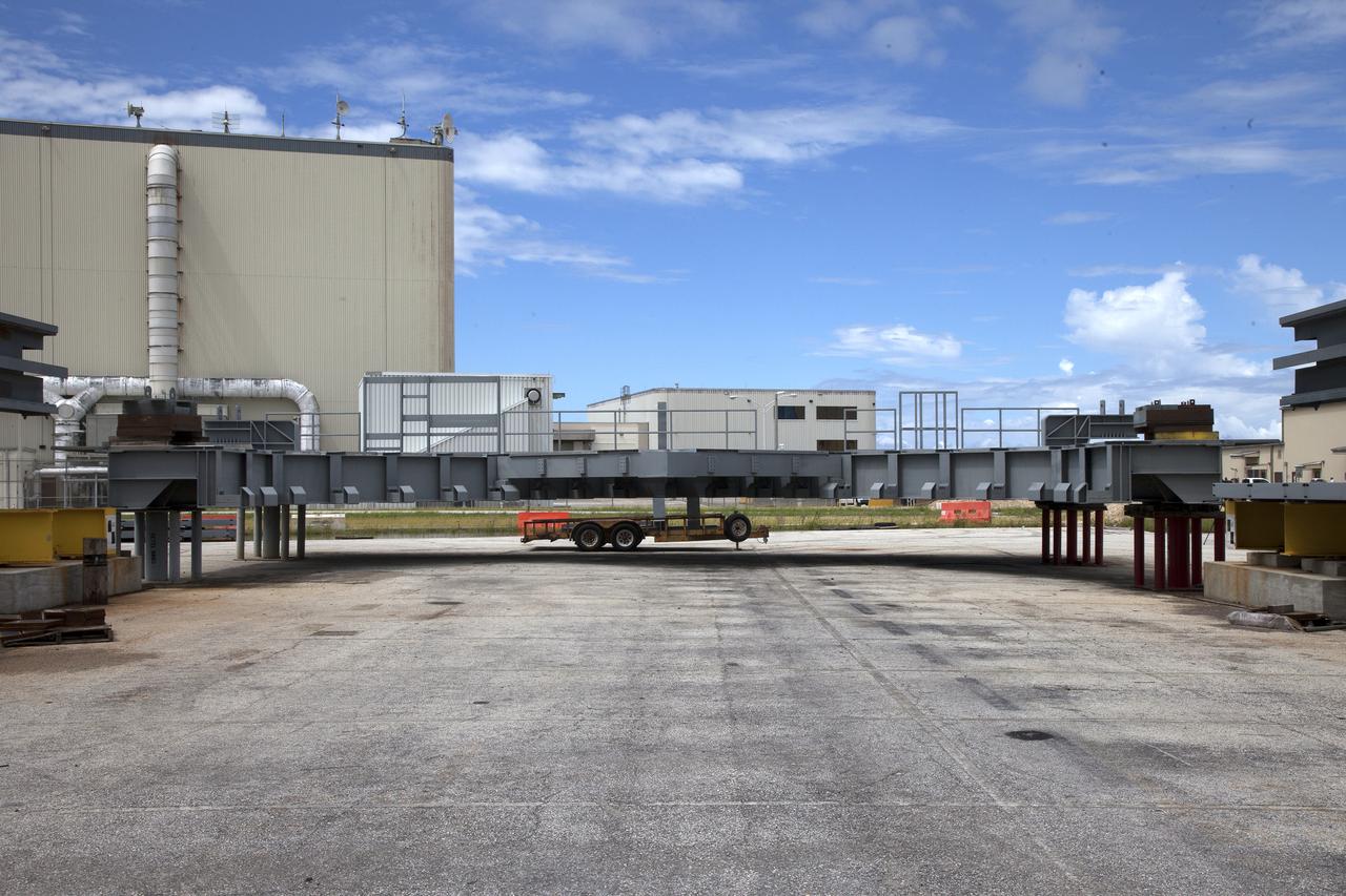 A section of the second half of the C-level platforms, C North, for NASA’s Space Launch System (SLS) rocket, arrives at the agency’s Kennedy Space Center in Florida. The platform was offloaded from a heavy lift transport truck and secured in a staging area in the west parking lot of the Vehicle Assembly Building (VAB). The Ground Systems Development and Operations Program is overseeing upgrades and modifications to VAB High Bay 3 to support processing of the SLS and Orion spacecraft. A total of 10 levels of new platforms, 20 platform halves altogether, will surround the SLS rocket and Orion spacecraft and provide access for testing and processing. 