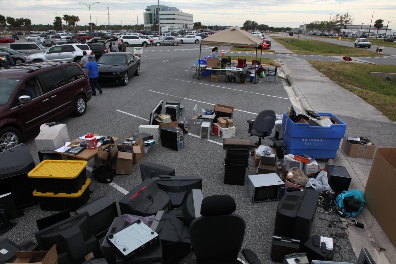 Computers, monitors, vacuum cleaners and other electronics have been donated by employees at NASA's Kennedy Space Center in Florida in conjunction with America Recycles Day. America Recycles Day is a nationally recognized initiative dedicated to promoting recycling in the United States. Kennedy partnered with several organizations in order to donate as many of the items as possible to those who could use them the most in the Space Coast community. Space center personnel brought in electronic waste, gently used household goods, clothing and more.