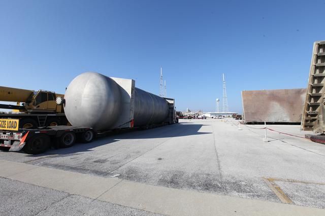 NASA image: LH2 Liquid Separator Tank Delivery