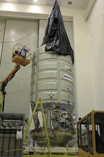 NASA image: OA-7 Unbagging inside PHSF 