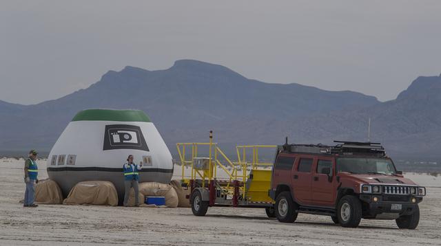 Boeing, NASA and U.S. Army teams rehearse safely bringing the CST-100 Starliner spacecraft home to Earth on Wed., June 6, 2018, at the U.S. Army's White Sands Missile Range in New Mexico. During the detailed landing simulation, engineers, technicians and spaceflight specialists worked through tight timelines and intense heat running through simulations of the spacecraft's landing and recovery, an operation that will cap each Starliner mission. For flight controllers at Mission Control in Houston, the simulation offered the chance to evaluate their own processes and rehearse everything from undocking the Starliner from the space station to communicating with the recovery teams in the field.
