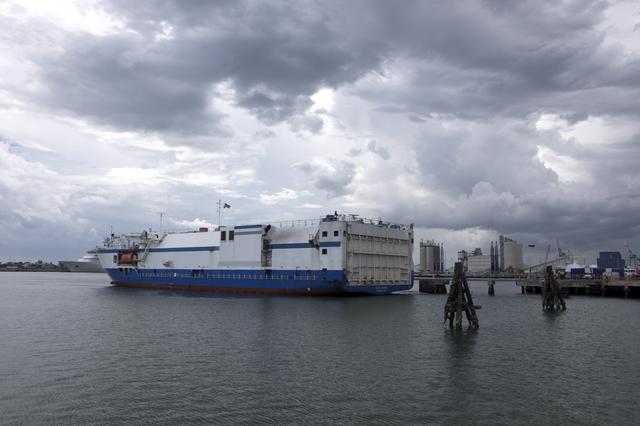 NASA image: TDRS-M Atlas V First and Second Stage Arrival