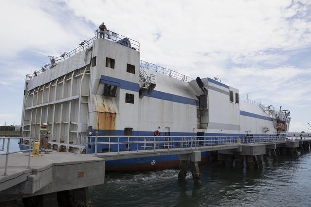 NASA image: TDRS-M Atlas V First and Second Stage Arrival