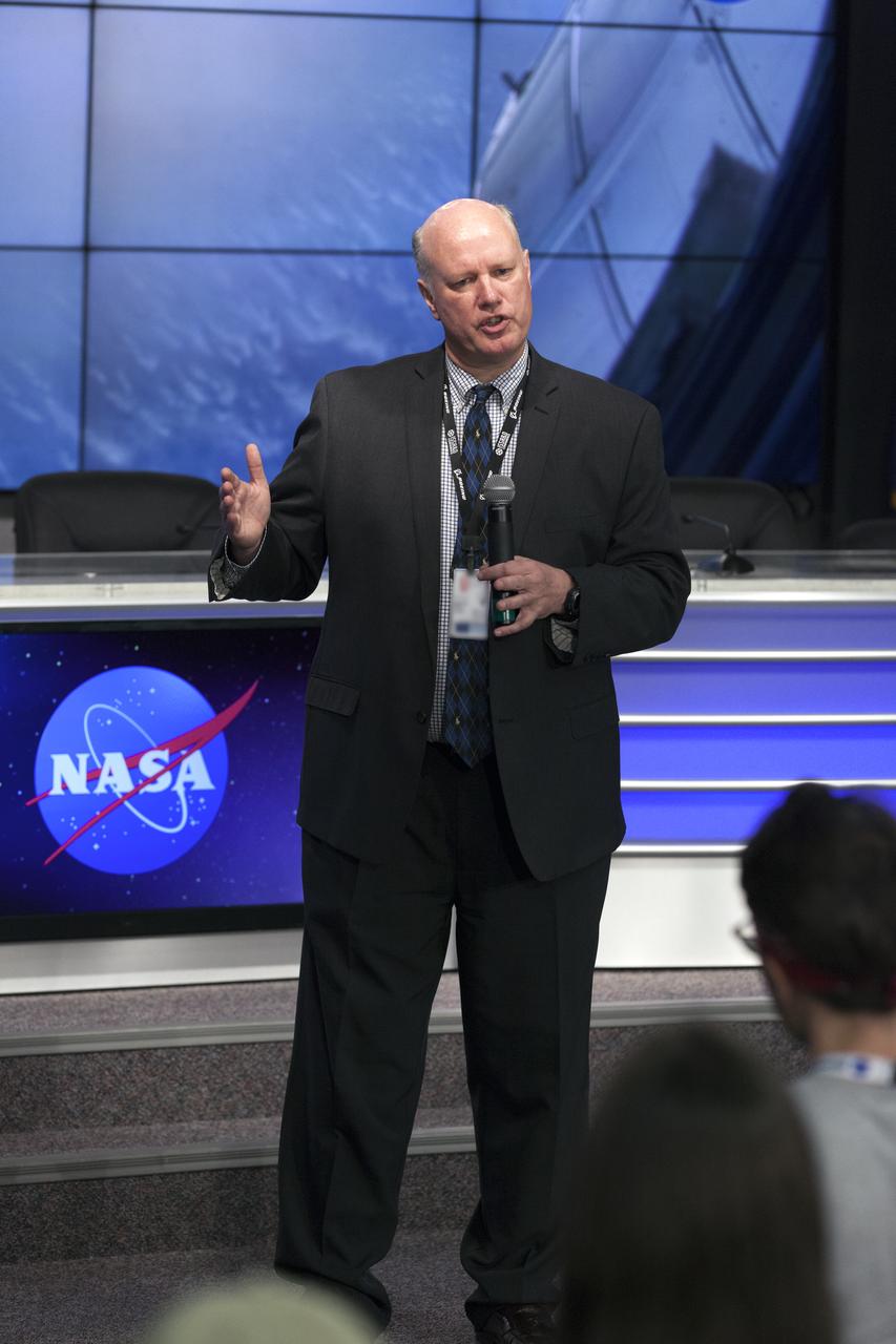 Michael Delp of Florida State University in Tallahassee, speaks to members of social media in the Kennedy Space Center’s Press Site auditorium. He is principal investigator for the Rodent Research-9 experiment. The briefing focused on research planned for launch to the International Space Station. The scientific materials and supplies will be aboard a Dragon spacecraft scheduled for launch from Kennedy’s Launch Complex 39A on Aug. 14 atop a SpaceX Falcon 9 rocket on the company's 12th Commercial Resupply Services mission to the space station.