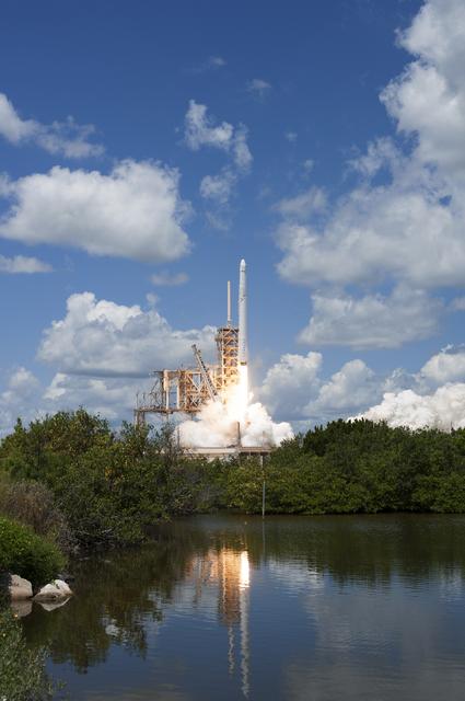 NASA image: SpaceX CRS-12 Liftoff