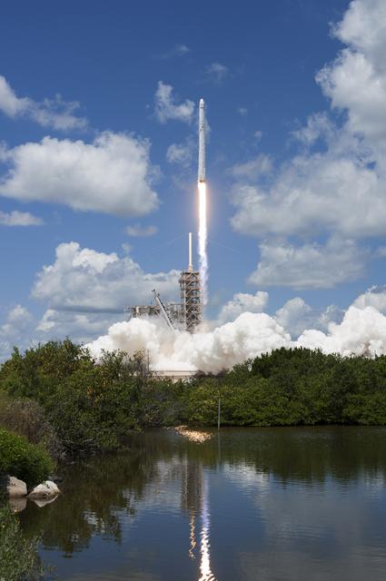 NASA image: SpaceX CRS-12 Liftoff