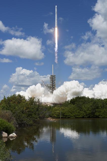 NASA image: SpaceX CRS-12 Liftoff