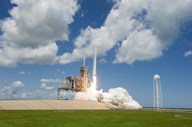 NASA image: SpaceX CRS-12 Liftoff