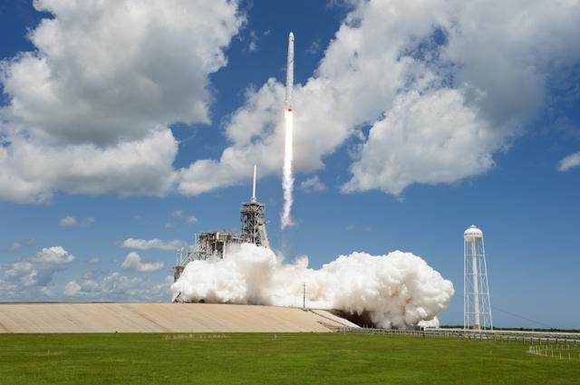 NASA image: SpaceX CRS-12 Liftoff