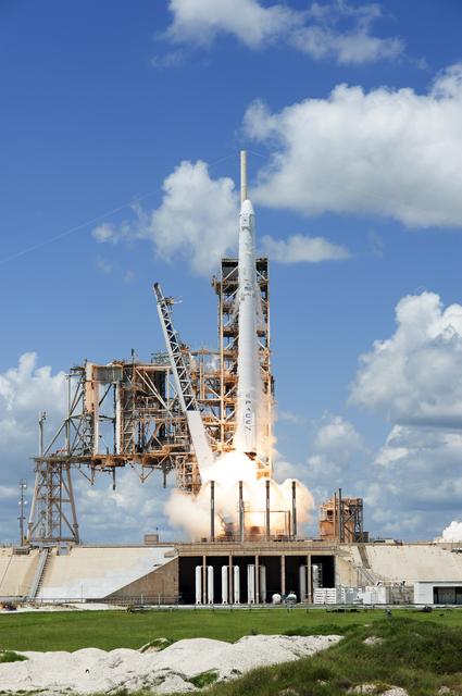 NASA image: SpaceX CRS-12 Liftoff