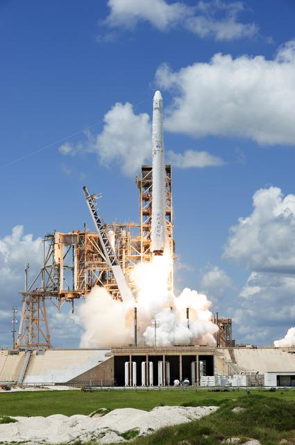 NASA image: SpaceX CRS-12 Liftoff