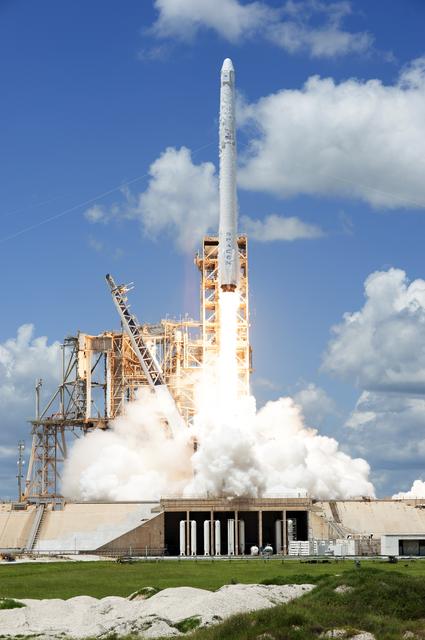 NASA image: SpaceX CRS-12 Liftoff