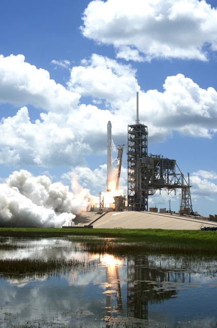 NASA image: SpaceX CRS-12 Liftoff