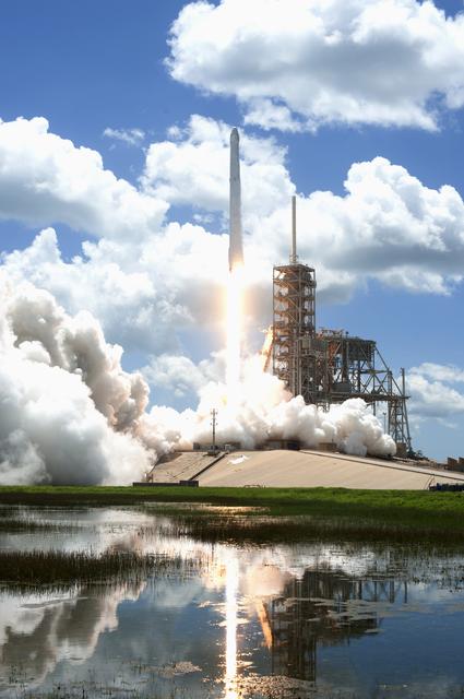 NASA image: SpaceX CRS-12 Liftoff