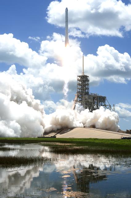 NASA image: SpaceX CRS-12 Liftoff
