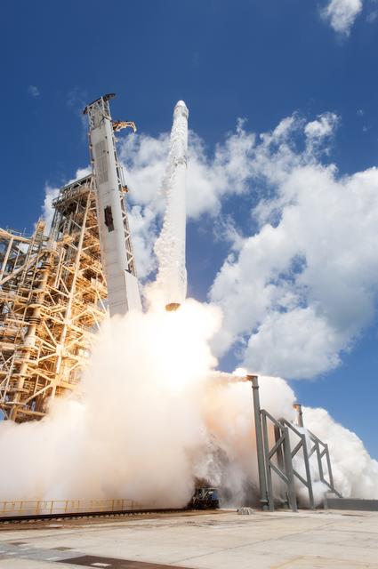 NASA image: SpaceX CRS-12 Liftoff