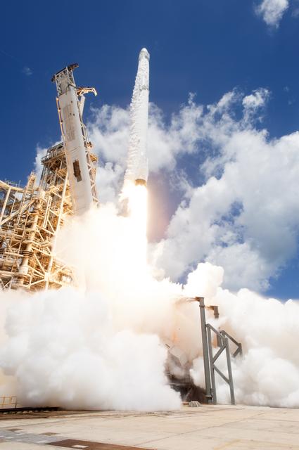 NASA image: SpaceX CRS-12 Liftoff