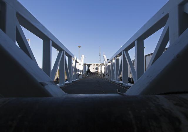 NASA image: GOES-S Atlas V First SRB Mate to Booster