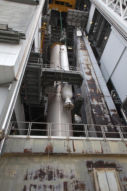 NASA image: GOES-S Atlas V First SRB Mate to Booster