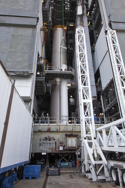 NASA image: GOES-S Atlas V First SRB Mate to Booster