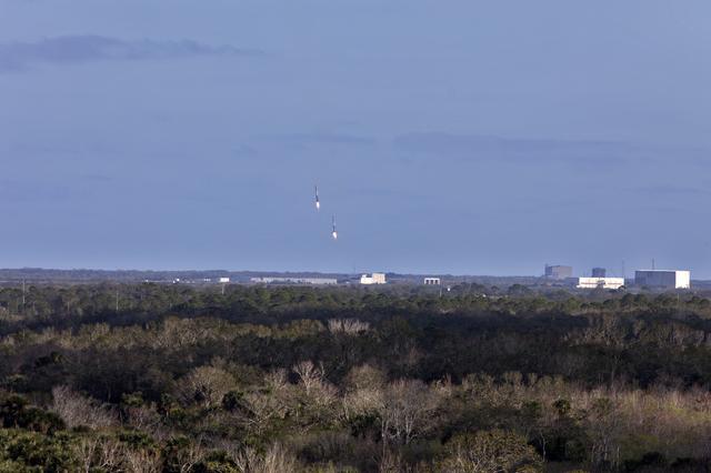 NASA image: SpaceX Falcon Heavy Demo Flight - Landing