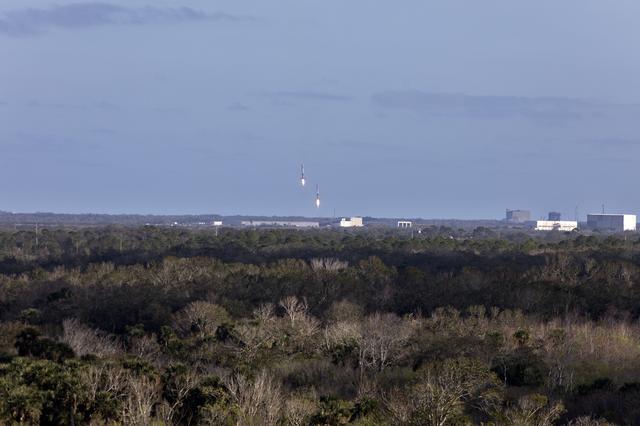 NASA image: SpaceX Falcon Heavy Demo Flight - Landing