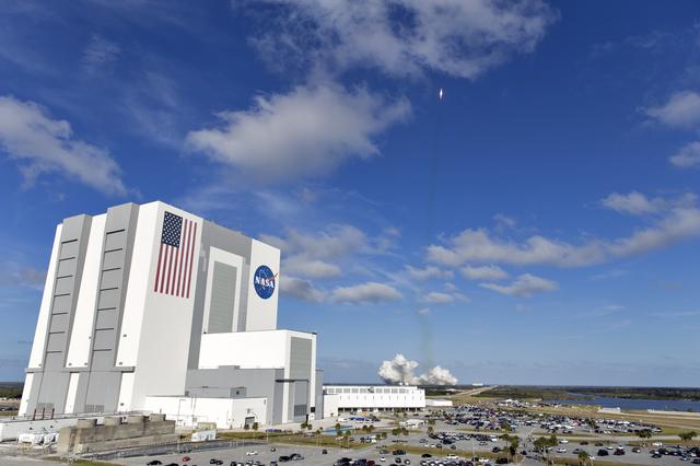 NASA image: SpaceX Falcon Heavy Demo Flight - Liftoff