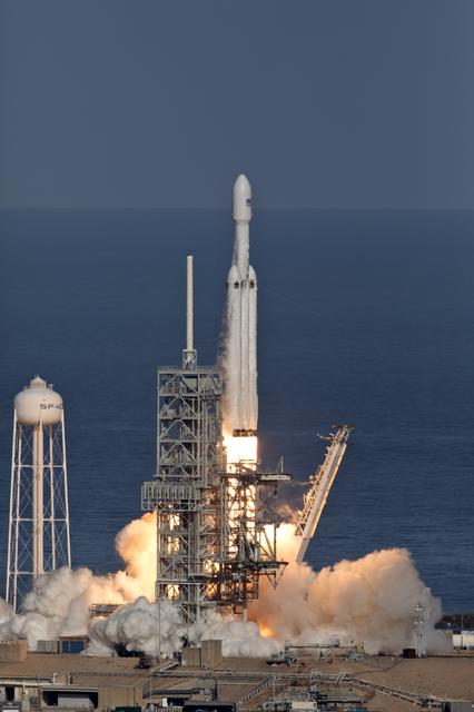 NASA image: SpaceX Falcon Heavy Demo Flight - Liftoff