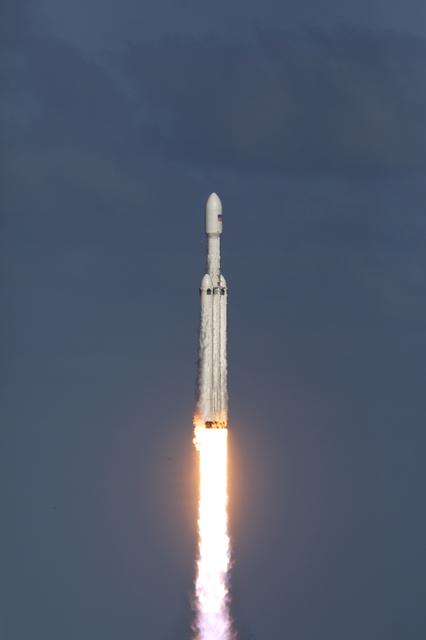 NASA image: SpaceX Falcon Heavy Demo Flight - Liftoff