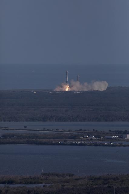 NASA image: SpaceX Falcon Heavy Demo Flight - Landing