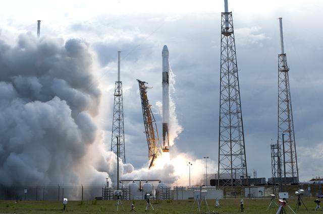 NASA image: SpaceX CRS-14 Liftoff
