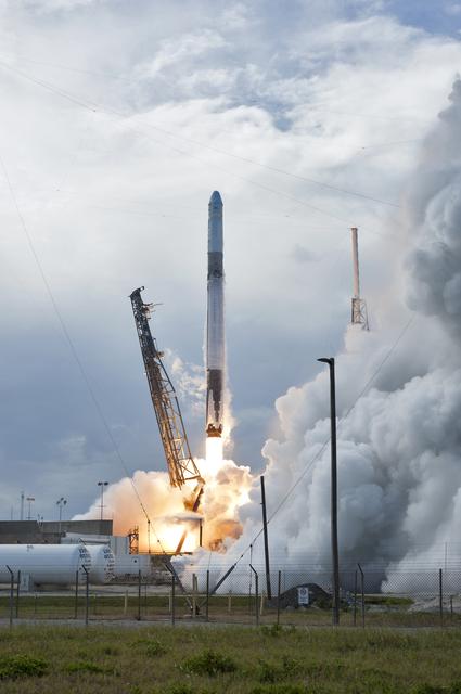NASA image: SpaceX CRS-14 Liftoff