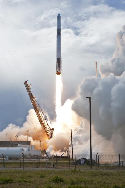 NASA image: SpaceX CRS-14 Liftoff