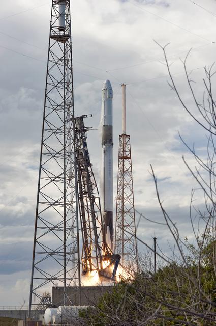 NASA image: SpaceX CRS-14 Liftoff