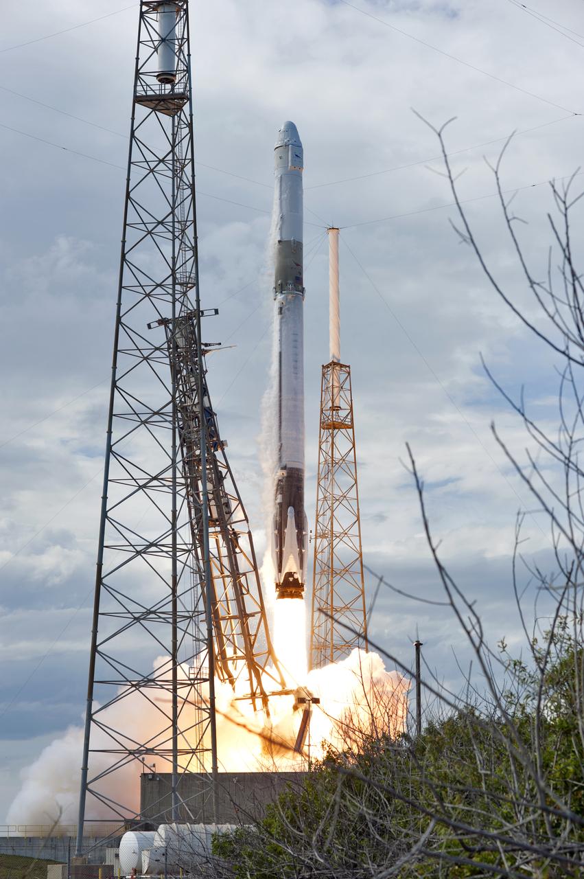 A SpaceX Falcon 9 rocket lifts off from Space Launch Complex 40 at Cape Canaveral Air Force Station in Florida at 4:30 p.m. EDT, carrying the SpaceX Dragon resupply spacecraft. On its 14th commercial resupply services mission for NASA, Dragon will deliver supplies, equipment and new science experiments for technology research to the space station. 