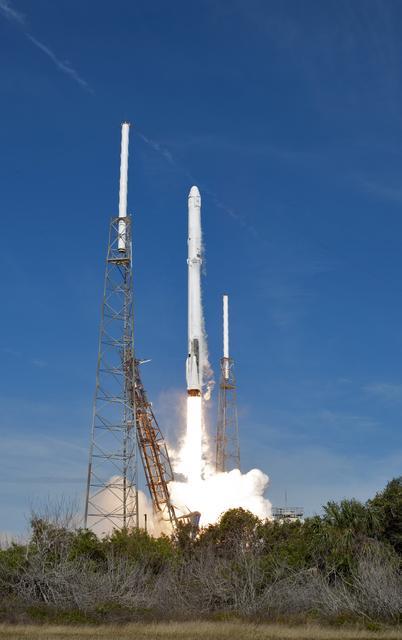 NASA image: SpaceX CRS-14 Liftoff