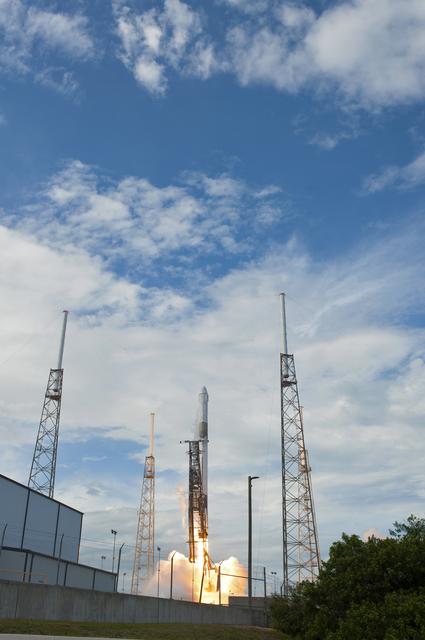 NASA image: SpaceX CRS-14 Liftoff
