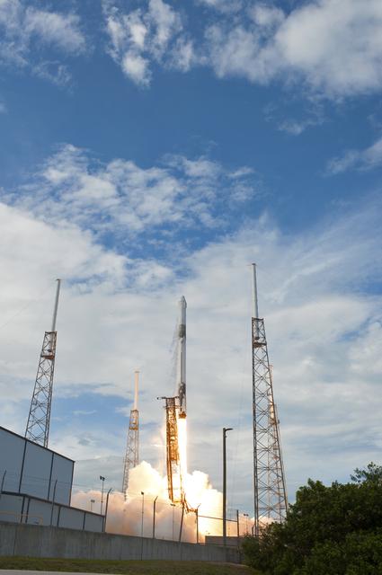 NASA image: SpaceX CRS-14 Liftoff