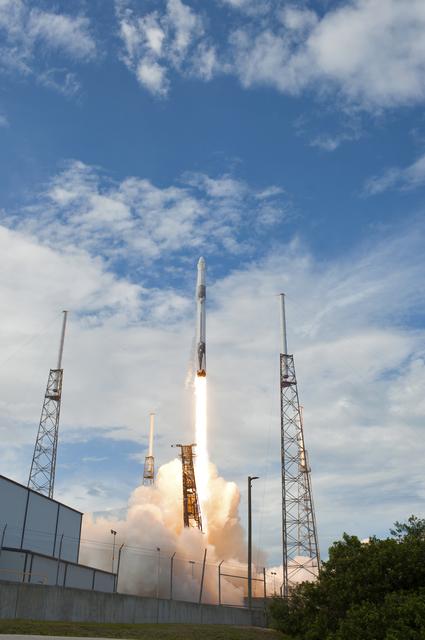 NASA image: SpaceX CRS-14 Liftoff