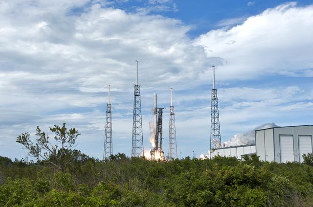 NASA image: SpaceX CRS-14 Liftoff