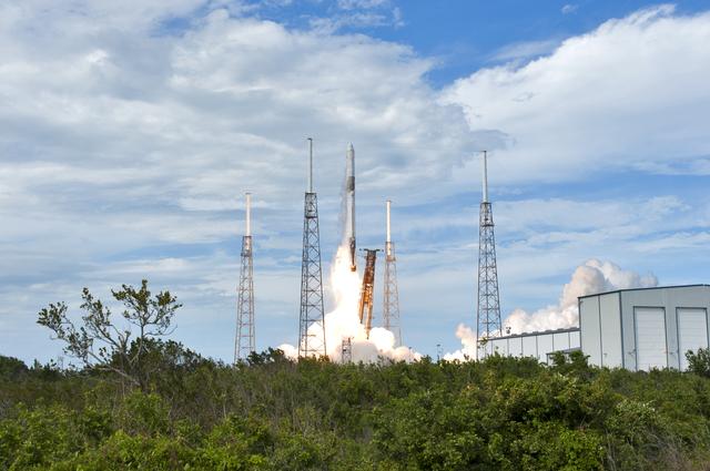 NASA image: SpaceX CRS-14 Liftoff