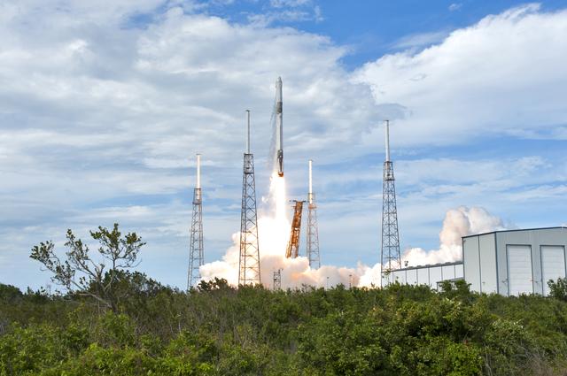 NASA image: SpaceX CRS-14 Liftoff