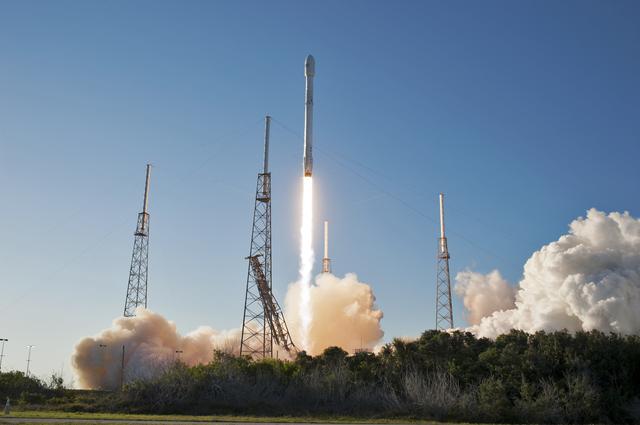 NASA image: SpaceX TESS Liftoff